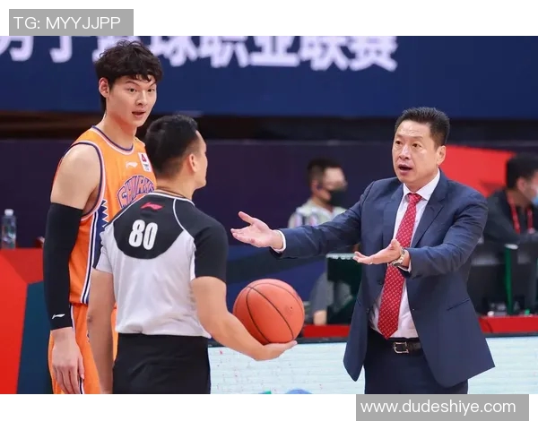 上海男篮主教练带队迎战新赛季力争突破与辉煌再创佳绩
