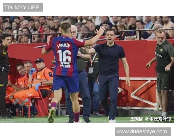 曼联球迷高唱告别范加尔，感谢他对球队的贡献